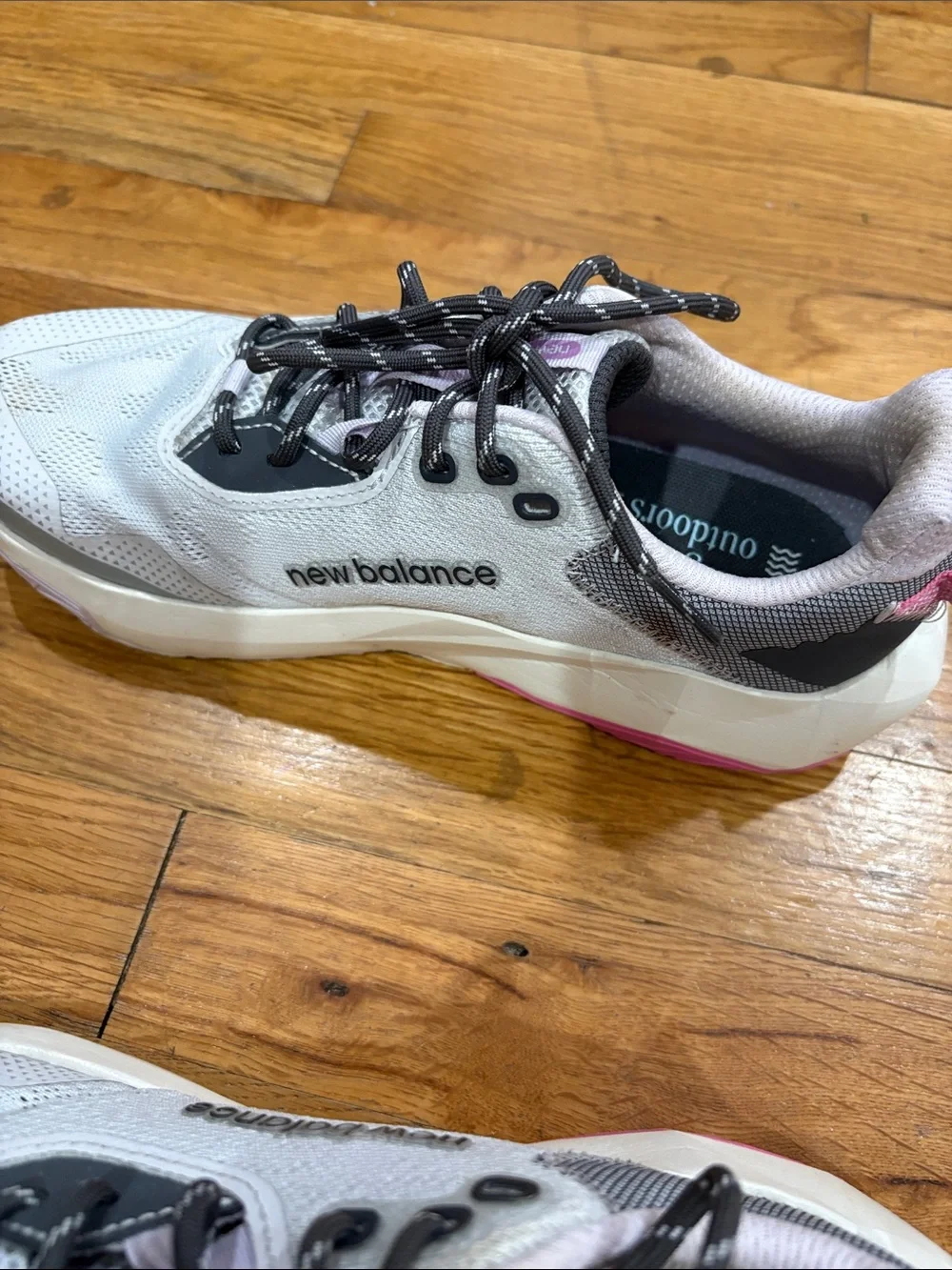 New Balance Women’s White & Pink Athletic Running Sneakers size 8